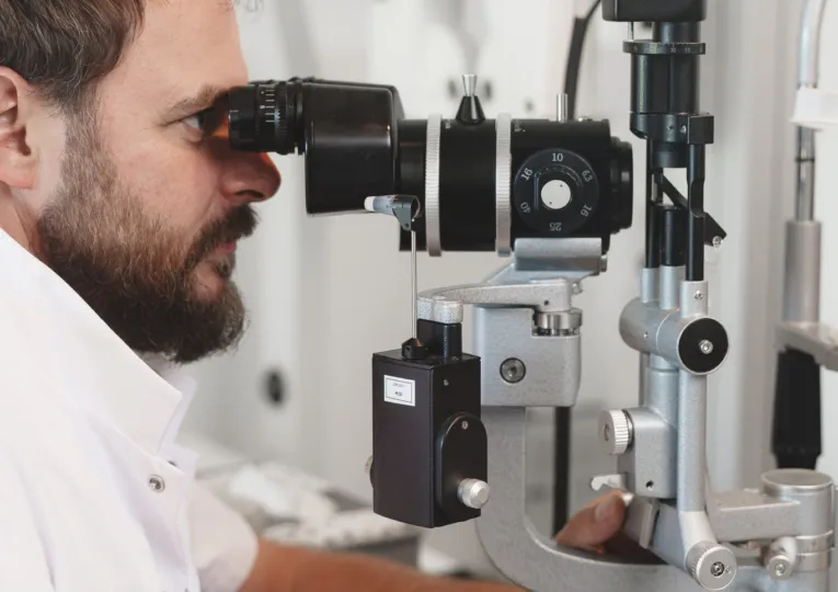 Oogkliniek Zeeland Oogarts Doet Onderzoek