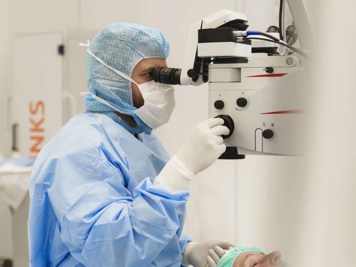 Oogkliniek Zeeland Arts Aan Het Werk Met Apparatuur