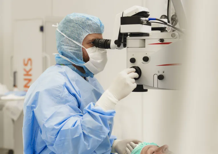 Oogkliniek Zeeland Arts Aan Het Werk Met Apparatuur