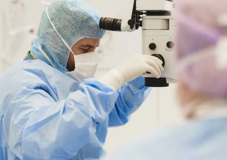 Oogkliniek Zeeland Arts Werkt Met Apparatuur